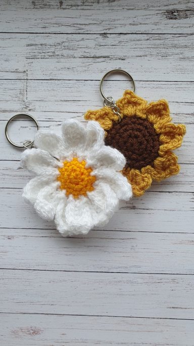 a keyring made to look like a sunflower and a daisy